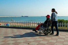 渠县八旬老人推轮椅带老伴游中国(为了方便推轮椅带老伴出门)