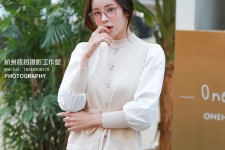 渠县兼职模特被摄影师亲(兼职模特被摄影师亲了)